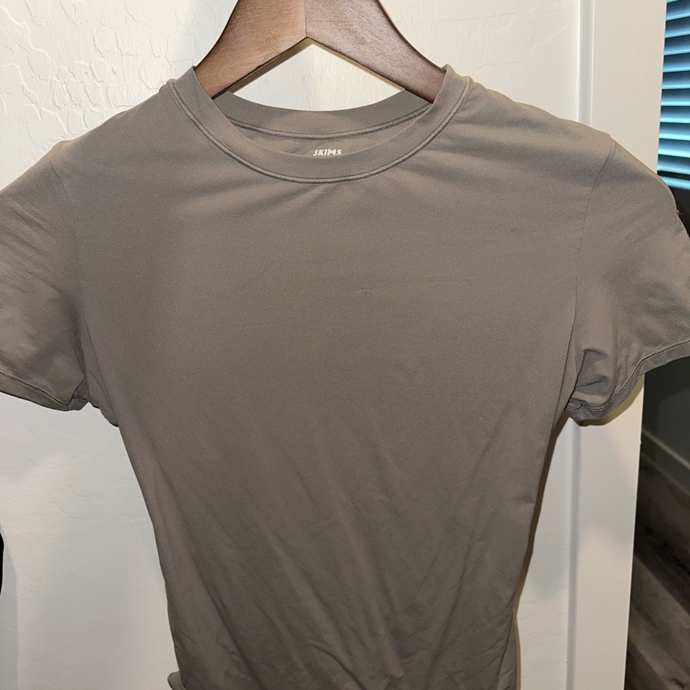 SKIMS Fits Everybody Tee in Light Gray